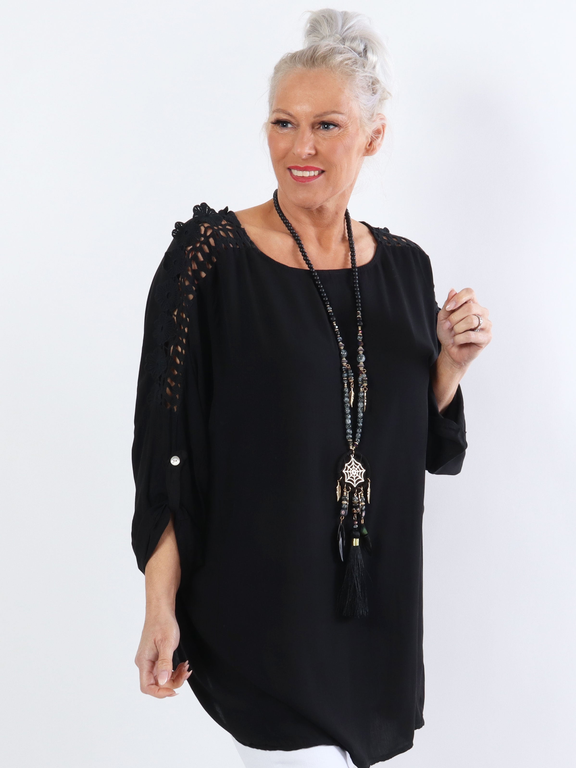 Flora - Sød plus bluse i viskose med broderinger på ærmerne